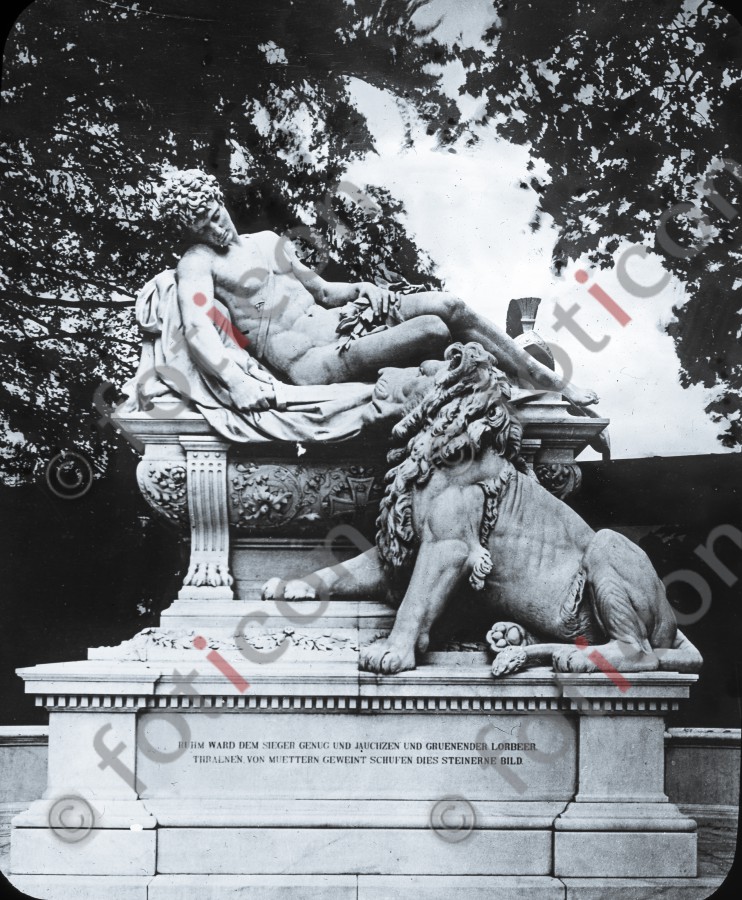 Die Kriegerdenkmal ; The war memorial (foticon-simon-340-044-sw.jpg)